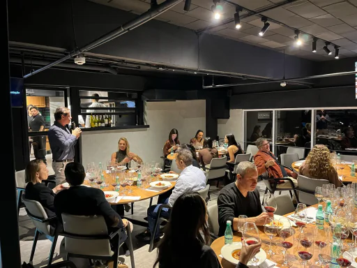 Degustação guiada em mesa com convidados