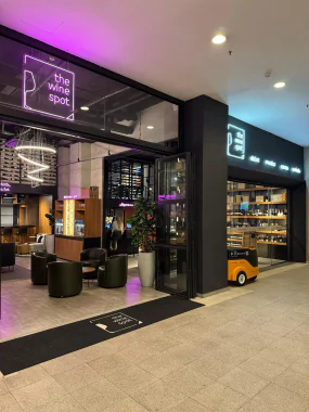 Fachada da The Wine Spot no Alpha Square Mall