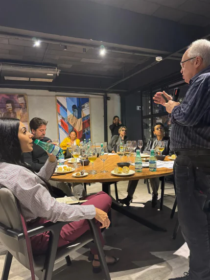 Grupo em escada no interior da loja The Wine Spot