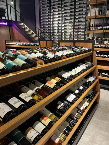 Interior da loja com seleção de vinhos