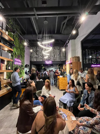 Taças de vinho em degustação guiada