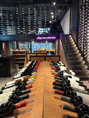 Prateleiras com vinhos selecionados