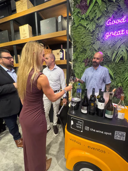 Carrinho de bebidas The Wine Spot em evento
