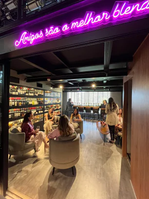 Wine bar com clientes em momento social